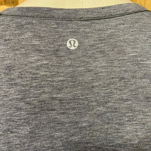 Lululemon 6 or 8 Intended Gray Twist Front Crop Workout Shirt Athleisure Gym - Picture 5 of 6